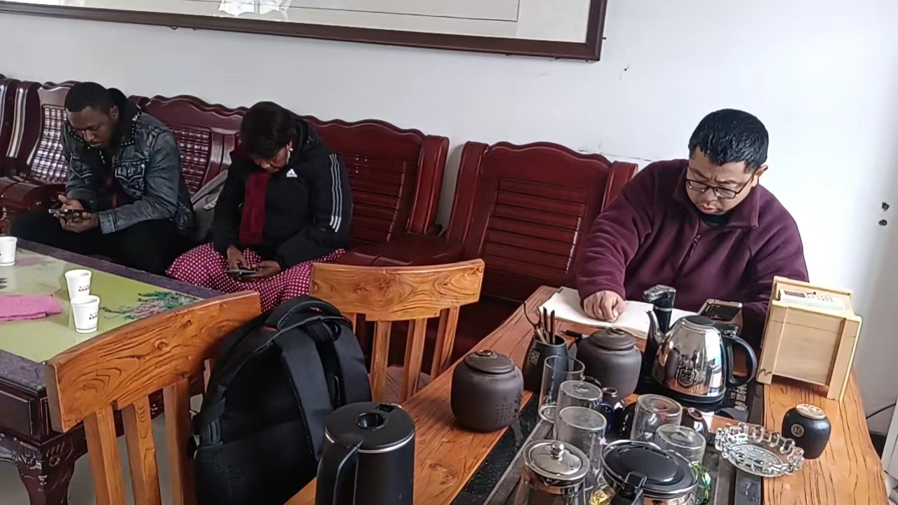 Accogliente calorosamente amici stranieri a visitare la nostra azienda per l'ispezione!