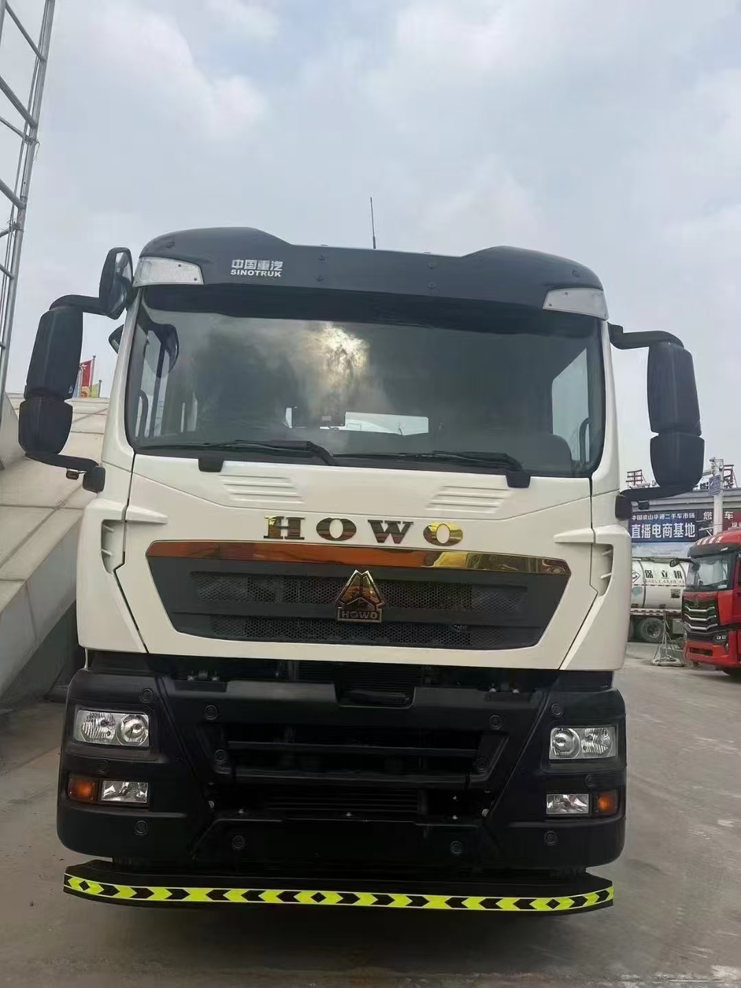 Howo TX; Chassis di base per camion per mixer; Assale anteriore sull'asse medio 4,9 m, telaio 6,6 m, asse medio sull'asse posteriore 1,35 m, asse medio su 2,7 m posteriori